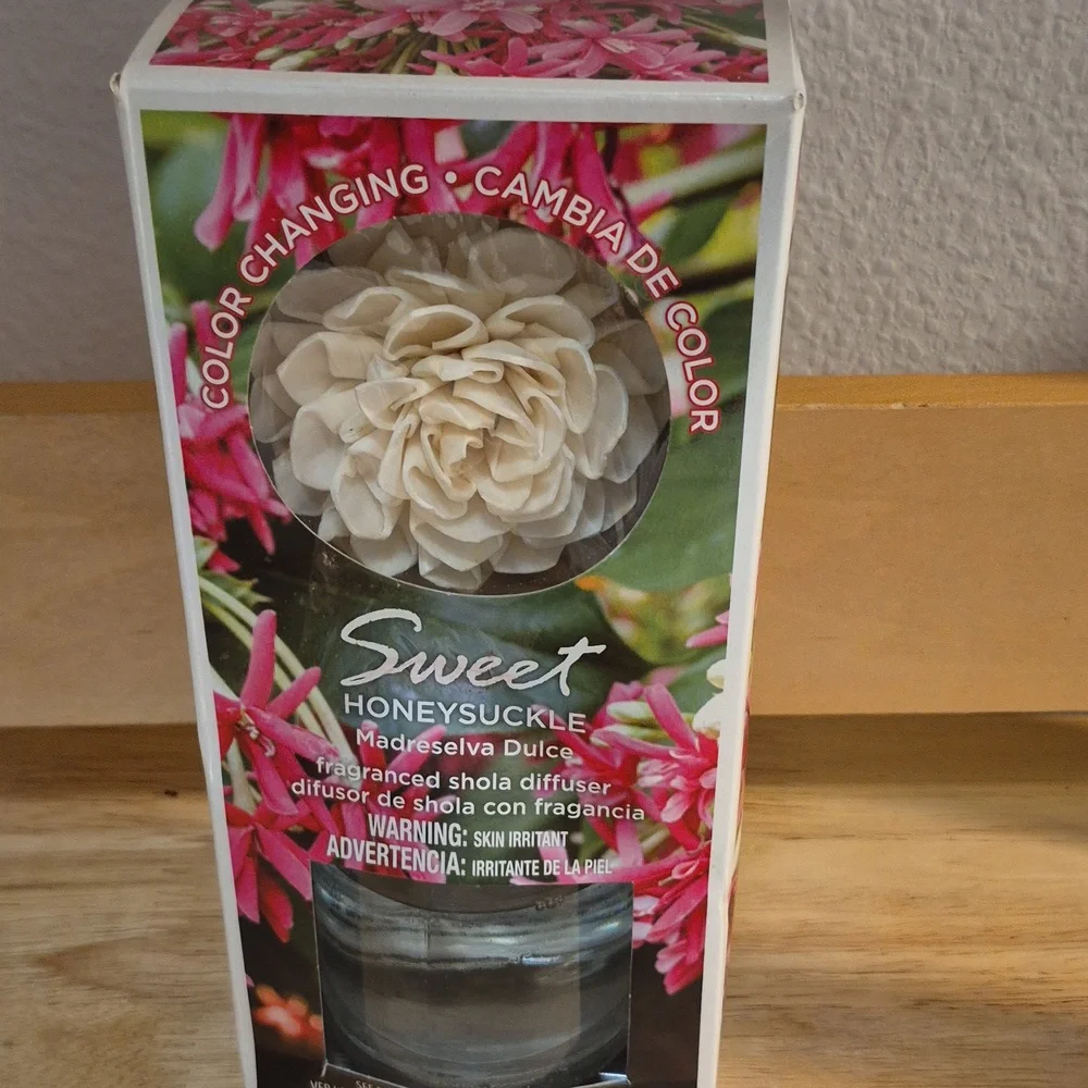 Sweet Honeysuckle Fragranced Shola Diffuser - Cream Flower